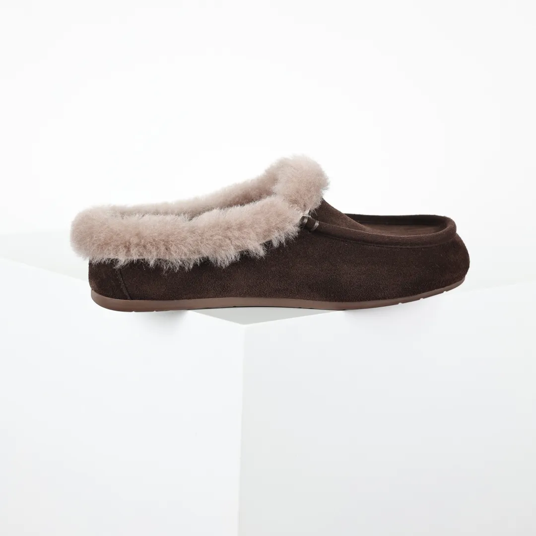 Copy price 💰560 Core recommendation Good price It is a very suitable choice for home use. In recent years, uug has launched a series of styles, which are partially geared towards the preferences of young consumers and have also moved to the forefront of fashion trends. Shoe body material: water-repellent coated suede upper, 17 mm UGGPURE™ implantable wool insole, lightweight non-slip and comfortable rubber outsole, with brand LOGO and trademark, with full packaging Size: 35 36 37 38 39 40